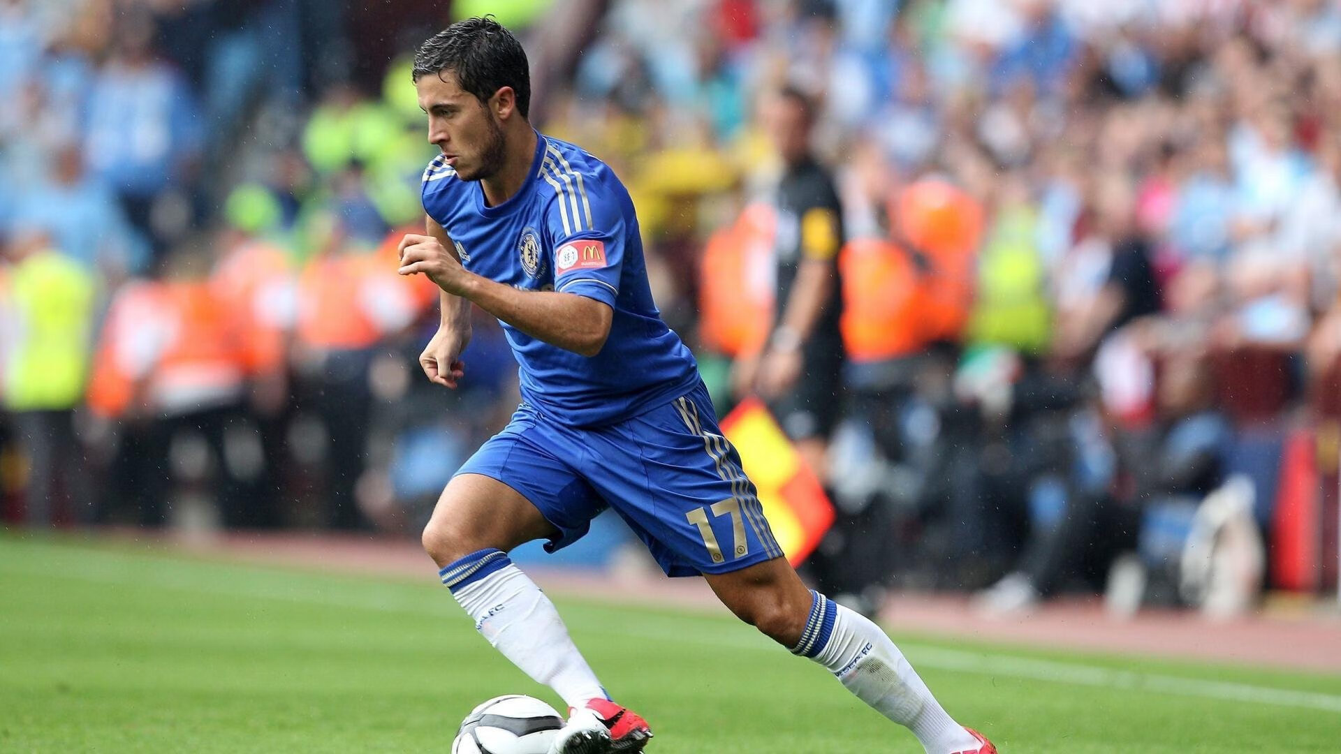 夜间田径赛首次试行，灯光效果获好评，夜晚田径场跑道照片